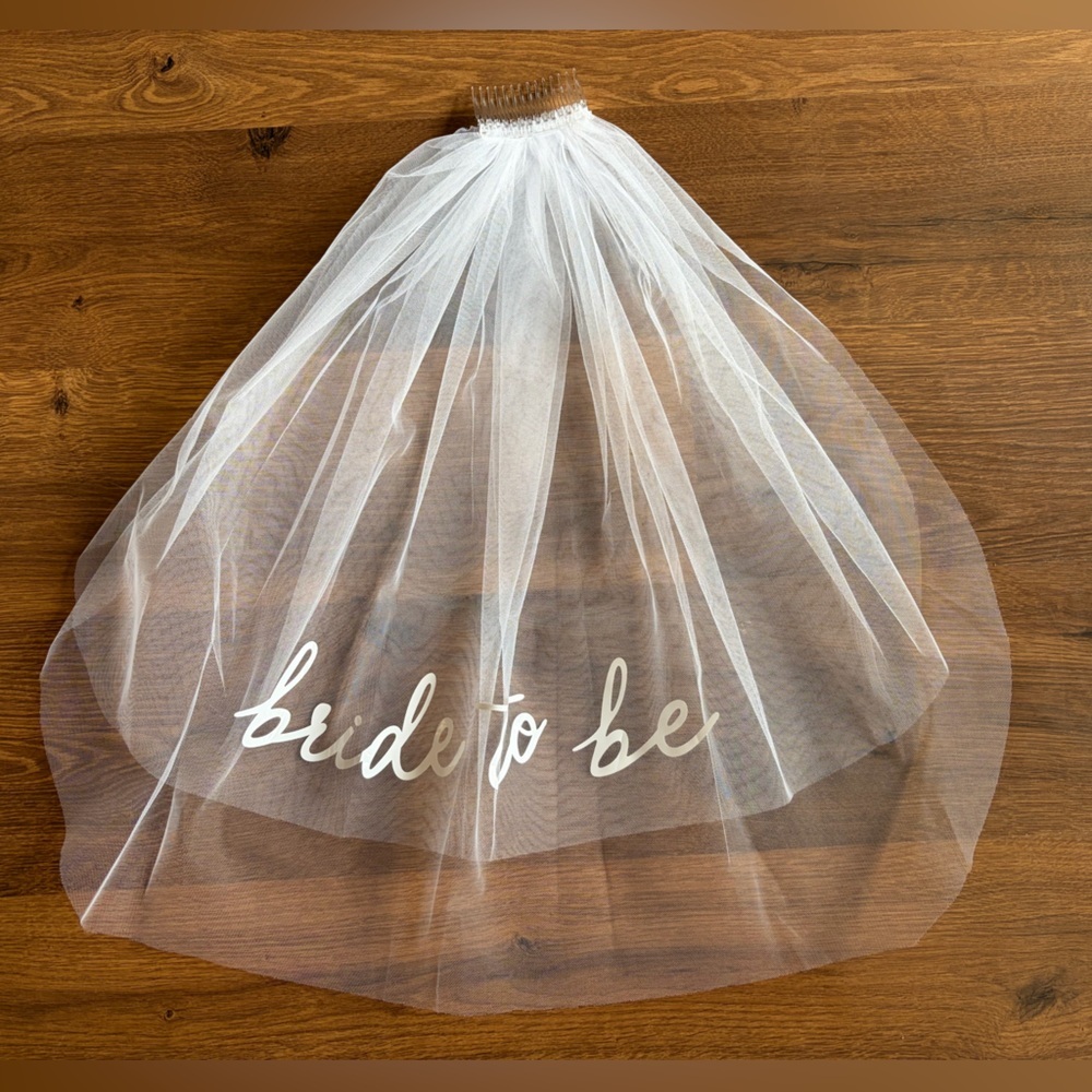 NWT White “Bride to Be” Veil 👰🏼‍♀️🤍